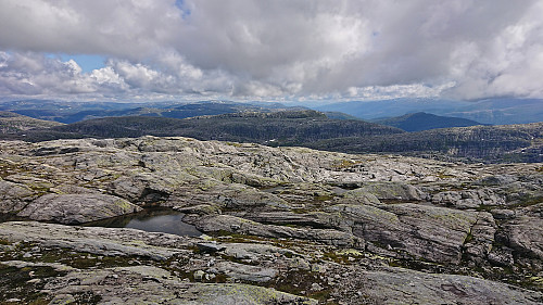 Towards Hardangerjøkulen from Storevarden. Foreground: Blåvasshorgi/Langeskrednovi.