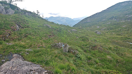 The marked start of the trail down Brattbrekka