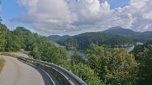 Descending to Bøyøysundet with Siggjo to the right