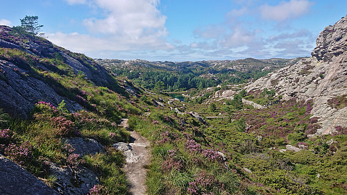 The marked trail to Kurebu