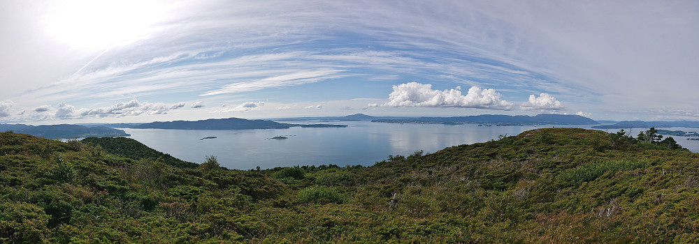 West from Borgundnuten with Siggjo i at the center. Trollevassnibba at Sveio to the left and Stord to the right.