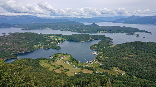 Dalavika from Storaskarnuten. Fjelbergøya to the left. Sundnessåta in the background.