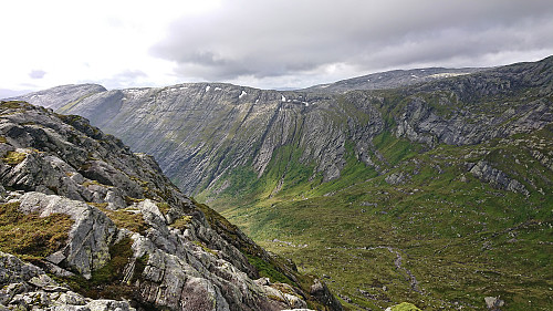 The top of Norddalen from south of Tinddalsskardet with Storefjella to the right