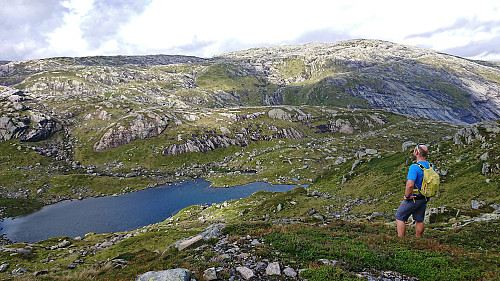 Looking down at Brattefonntjørni with Saudalsnovi to the right