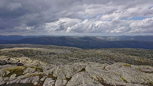 Northwest towards Slettefjellet and Hornafjellet from Saudalsnovi