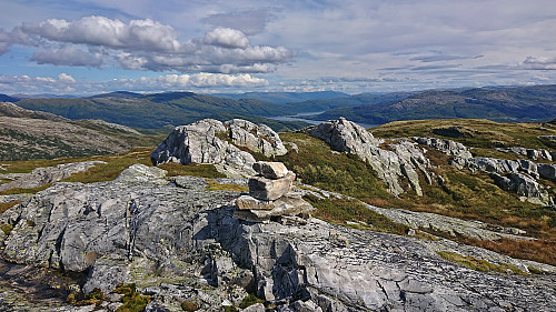 The summit cairn at Nuten with Hamlagrøvatnet in the background