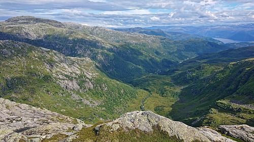 Vossadalen and Fitjadalen from Ådni 1098. Left: Kjetilsnuten, background: Skrott.