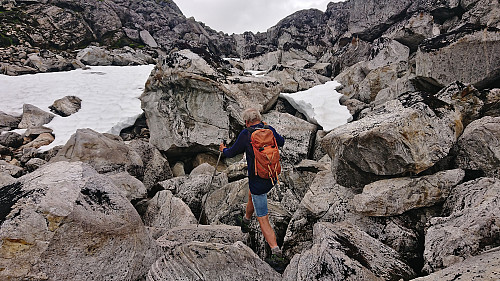 Petter navigating the boulders to get back to Kvernhusbotnvatnet