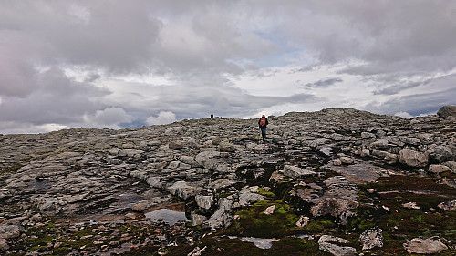 Approaching the summit cairn at Sundagsfjellet