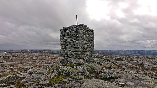 The summit cairn at Sundagsfjellet