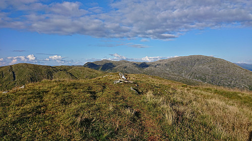 The highest point at Hausdalshorga with Gullfjellet on the background