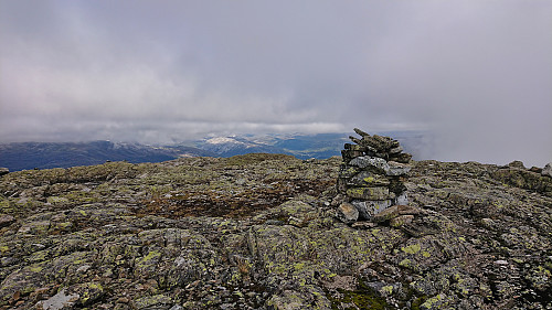 The summit cairn at Seldalsnuten with Rjoandeggi in the background