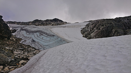 Looking back at the steep snow-covered descent east of Fribottseggi Øst
