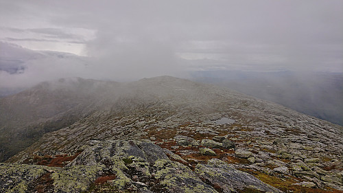 Descending northwest from Horndalsnuten with Vatnaknausen to the left