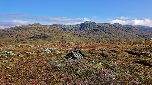 The cairn at Byrseteggi. Background: Horndalsnuten and the rest of Raundalsryggen.