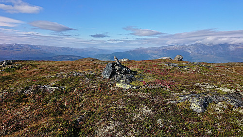The cairn at Byrseteggi with Vossvangen in the background