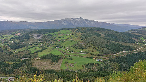 Grauaåsen from Nye Tverrbergsvegen with Lønahorgi in the background
