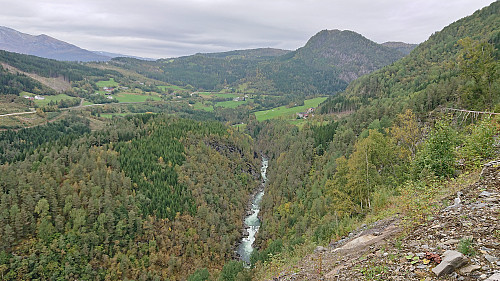 Klyvsnolten (right), Klyve/Kløve (center) and Raundalselvi from Nye Tverrbergsvegen