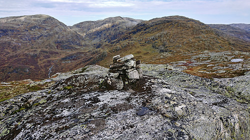 Cairn at Olavstølsnuten with Seldalsnuten, Olsskalven and Sauanuten in the background