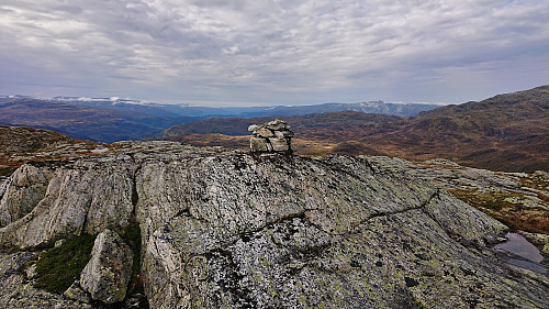 The cairn at Olavstølsnuten with Lønahorgi in the background right