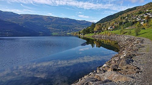 Walking east along Vangsvatnet