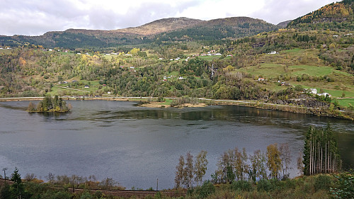 Seimsvatnet from Seimsgrendvegen with Horn in the background