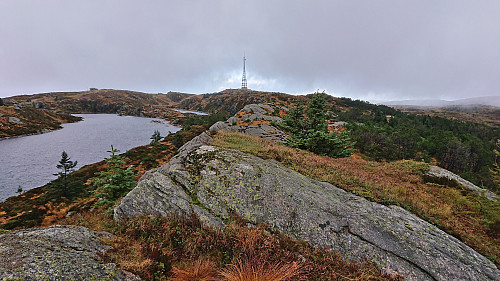 Øst for Store Tindevatnet with the antenna at Rundemanen in the background