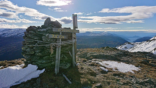 Varden på Kvasshovden with Hardangerfjorden and Samlen to the right