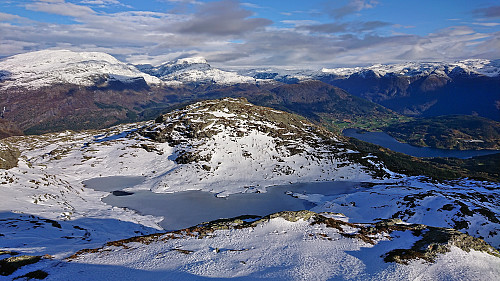 Looking back at Varden på Kvasshovden from the ascent to the summit