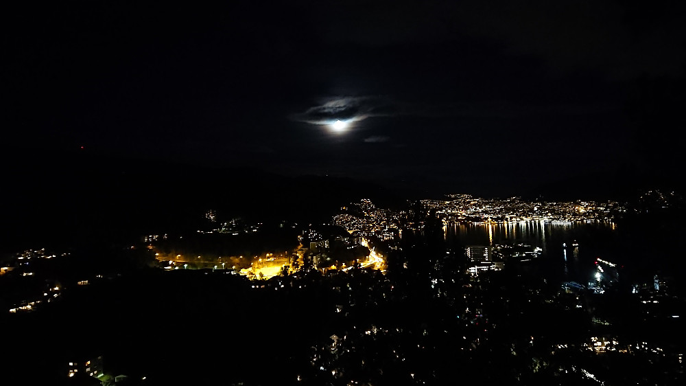 The moon over Bergen from Furukammen