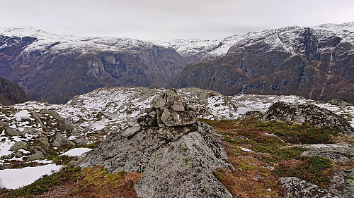 The summit cairn at Kristinuten with Austdalen in the background