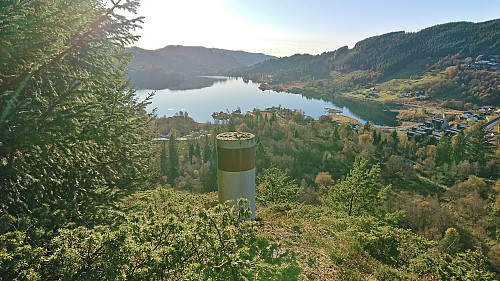 Håvegen søyle with Kalandsvatnet in the background