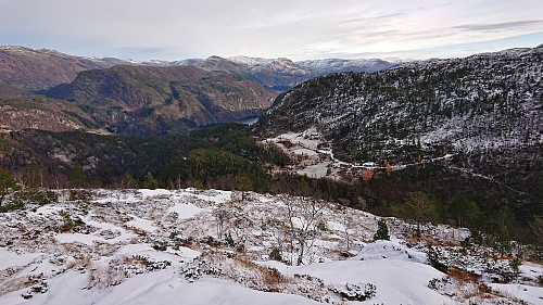 Looking back at Verpelstad with Slåttenovi and Hatlekinni in the background left