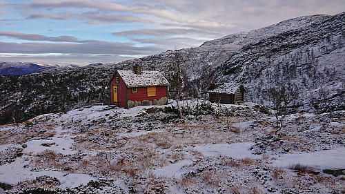 Passing by Furnesstølen on the descent
