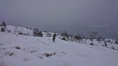 Descending to Gjetingsdalen in a light snow shower