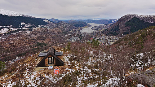The cabin from above with Ådnanipa to the right