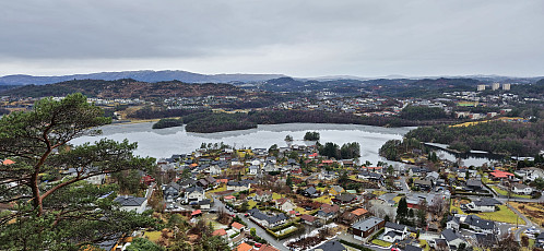 Sælavatnet from Barhaugen with Liatårnet/Pyttane in the background
