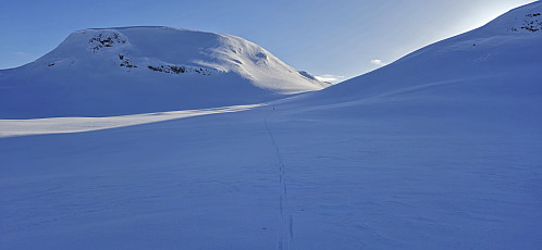 Skiing towards Såteskaret from Grindaflethytta