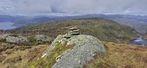 The summit of Revurefjellet with Aksla in the background