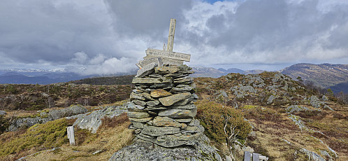 The large cairn at Revurefjellet with the real summit in the background