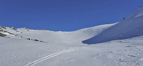 Skiing down from Solnuten towards Tostølsvatnet
