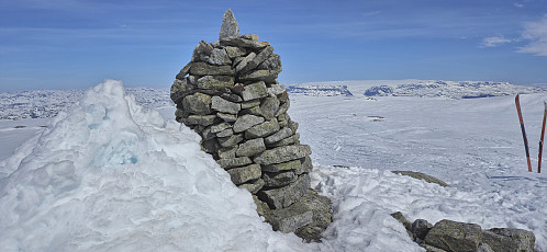 The cairn at Onen with Hardangerjøkulen in the background