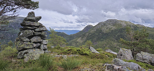 The cairn at Dalsfjellet with Austefjellet in the background