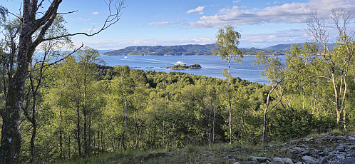 The ferry approaching Sandvikvåg from the gravel road down to Tveit p-plass