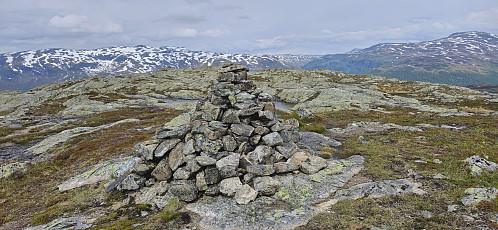 Svolefjellet with Finnbunuten (left) and Bjørndalskamben (right)