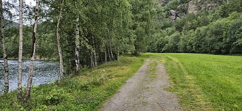 Walking along Årøyelvi