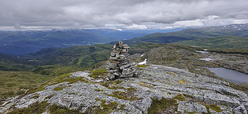 A fourth cairn east of the summit at Løva