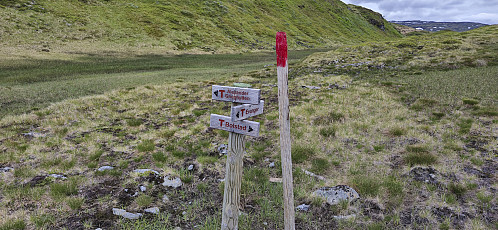 Intersection of trails southwest of Mykkeltveitveten