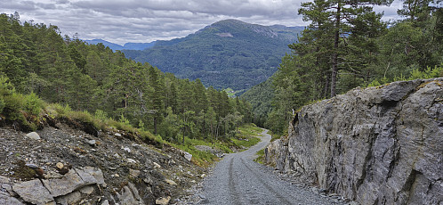 The very steep gravel road to Evanger with Styveshorgi in the background