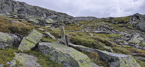 Small cairns leading the way for the final ascent